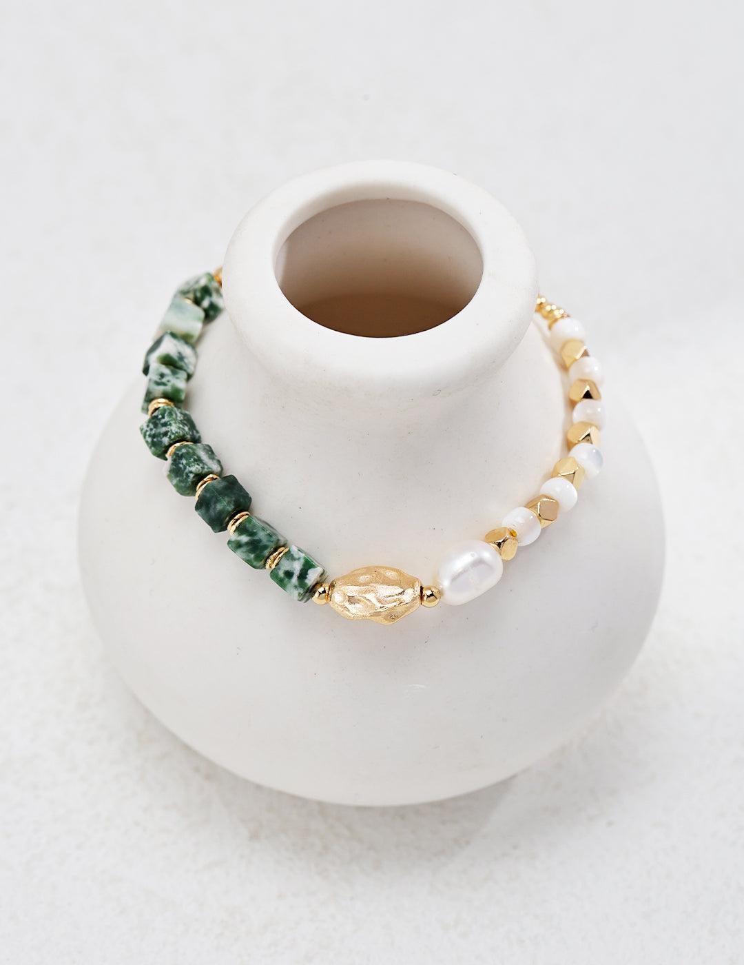 The emerald-colored square gemstones are jade-like, exuding serenity and elegance. - MinElèn Jewelry