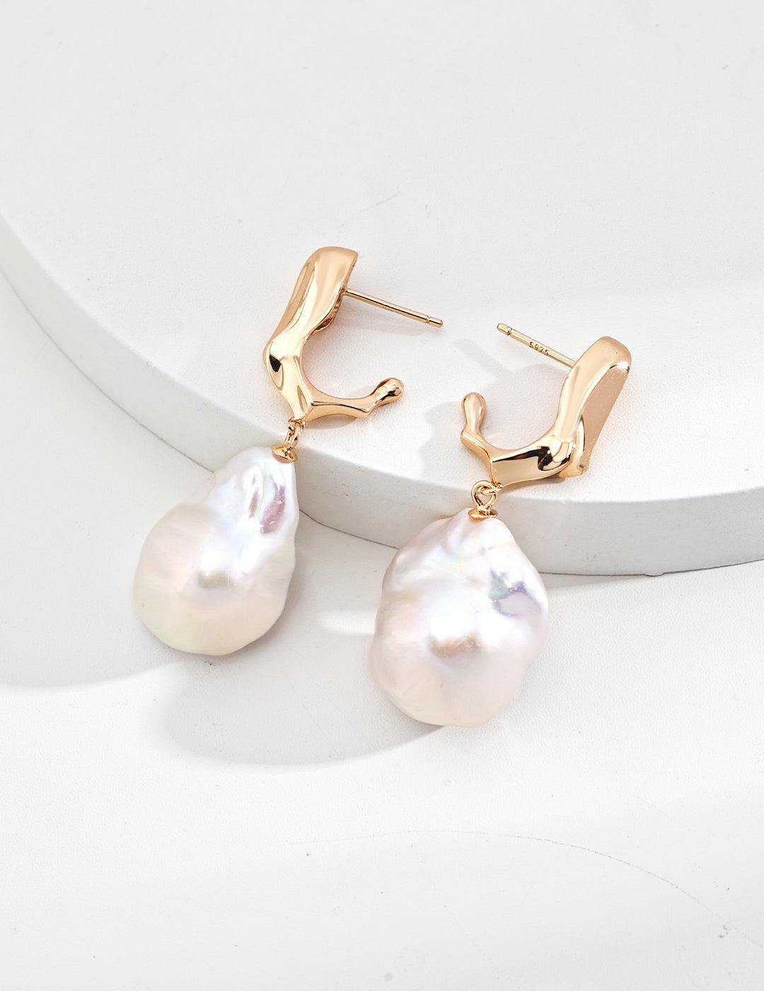 Natural pearl/resin earrings